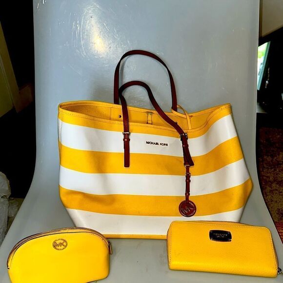MICHAEL KORS TOTE BAG AND COSMETIC BAG AND WALLET - Picture 1 of 16